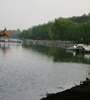 黃水河兩岸生機(jī)盎然，綠意蔥蘢，走在兩岸曲徑通幽的小路上，暗香來(lái)襲，沁人心脾，成為西寧市的一處天然氧吧。